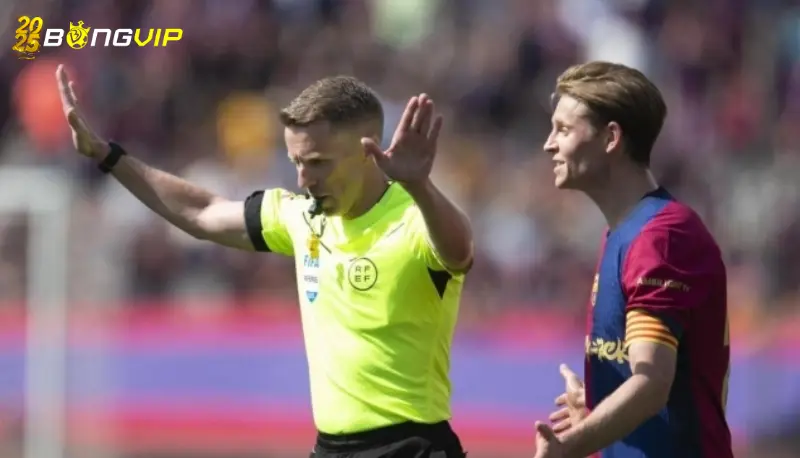 7 lần trọng tài gây tranh cãi khi Real thua Barca 3-4 Phản ứng từ hai phía khi 7 lần trọng tài gây tranh cãi khi Real thua Barca 3-4